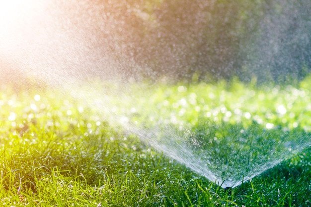 lawn-water-sprinkler-spraying-water-lawn-green-fresh-grass-garden-backyard-hot-summer-day-automatic-watering-equipment-lawn-maintenance-gardening-tools-concept_127089-3734.jpg Vejos įrengimas ir laistymas
